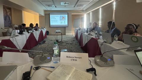 U-shape sitting arrangement in front of screen showing the title of the workshop.